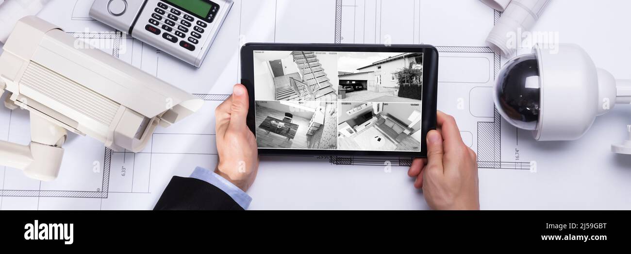 Person, Die Sich Aufnahmen Auf Einem Digitalen Tablet Mit Sicherheitsausrüstung Ansieht Blueprint Stockfoto