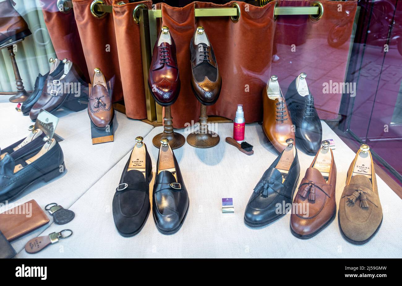 Schaufenster des Schuhmachershops-Shops von Carmina, Madrid, Spanien. Handgefertigte Schuhe seit 1866 Stockfoto