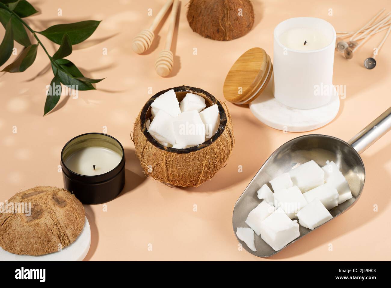Set für selbstgemachte natürliche, umweltfreundliche Kokoswachs Kerzen, Docht, Parfüm, Aromaöl. Kerzen machen Utensilien.Trendy diy Kerzen für die Gesundheit Stockfoto