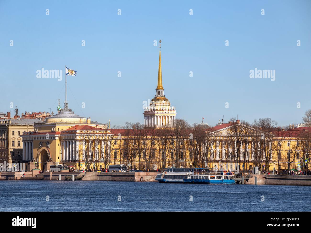 Admiralty-Gebäude auf dem Admiraltejskaja-Damm, St. Petersburg, Russland Stockfoto