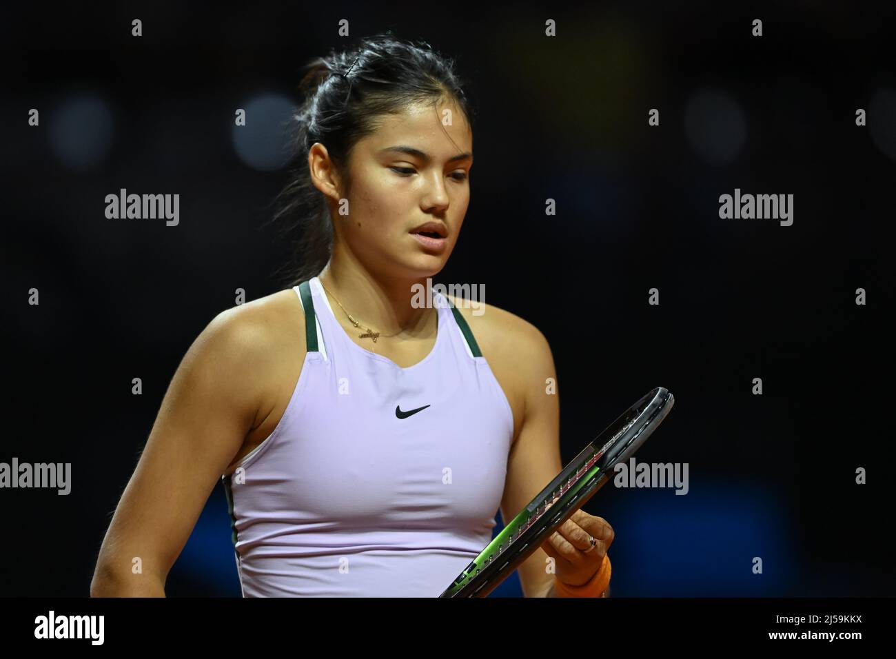 Stuttgart, Deutschland. 21. April 2022. Tennis: WTA Tour - Stuttgart, Singles, Frauen, 16. Korpatsch (Deutschland) - Raducanu (Großbritannien). Emma Raducanu reagiert während des Spiels. Quelle: Christian Kaspar-Bartke/dpa/Alamy Live News Stockfoto Stuttgart, Deutschland. 21. April 2022. Tennis: WTA Tour - Stuttgart, Singles, Frauen, 16. Korpatsch (Deutschland) - Raducanu (Großbritannien). Emma Raducanu reagiert während des Spiels. Quelle: Christian Kaspar-Bartke/dpa/Alamy Live News Stockfoto