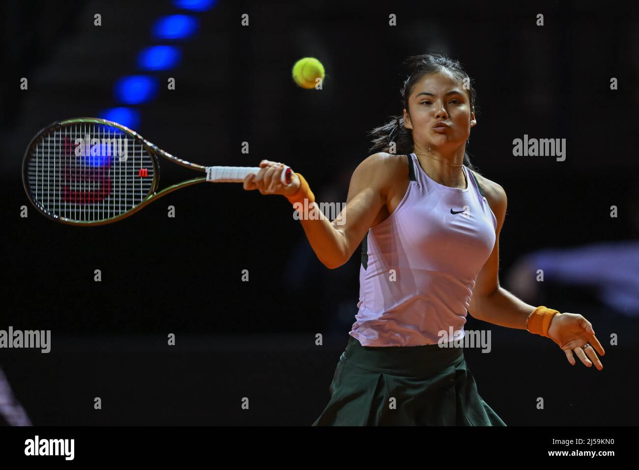 Stuttgart, Deutschland. 21. April 2022. Tennis: WTA Tour - Stuttgart, Singles, Frauen, 16. Korpatsch (Deutschland) - Raducanu (Großbritannien). Emma Raducanu in Aktion. Quelle: Christian Kaspar-Bartke/dpa/Alamy Live News Stockfoto Stuttgart, Deutschland. 21. April 2022. Tennis: WTA Tour - Stuttgart, Singles, Frauen, 16. Korpatsch (Deutschland) - Raducanu (Großbritannien). Emma Raducanu in Aktion. Quelle: Christian Kaspar-Bartke/dpa/Alamy Live News Stockfoto