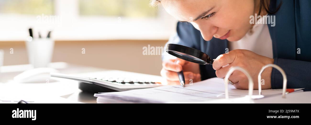 Betrugsermittlung Und Steuerprüfung. Prüfarzt Oder Auditor Mit Vergrößerungsglas Stockfoto