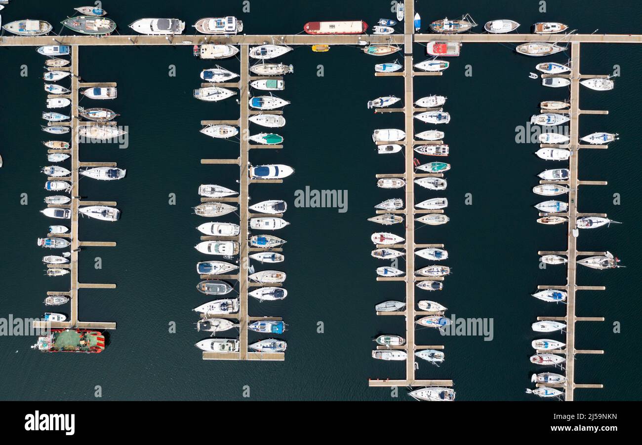 Tarbert, Schottland, Großbritannien. 21.. April 2022. Mit dem Beginn der Segelsaison werden viele Segelyachten in Yachthäfen in Argyll und Bute vertäut, um in den Sommermonaten die Westküste Schottlands zu erkunden. Bild; Reihen von Yachten, die in der Tarbert Marina festgemacht sind. Iain Masterton/Alamy Live News Stockfoto