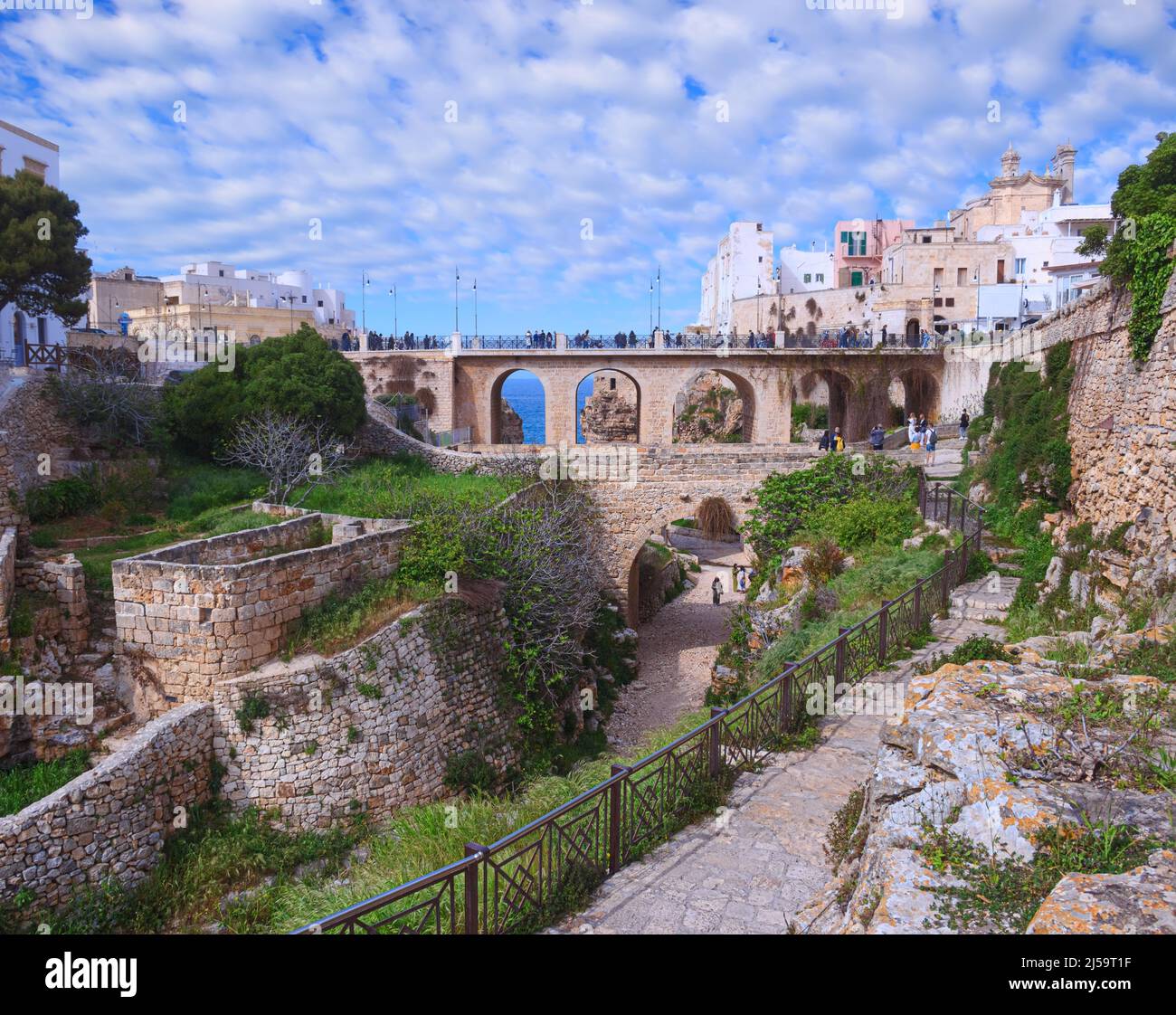 Polignano a Mare in Apulien, Italien: Brücke über den berühmten Strand Lama Monachile. Stockfoto