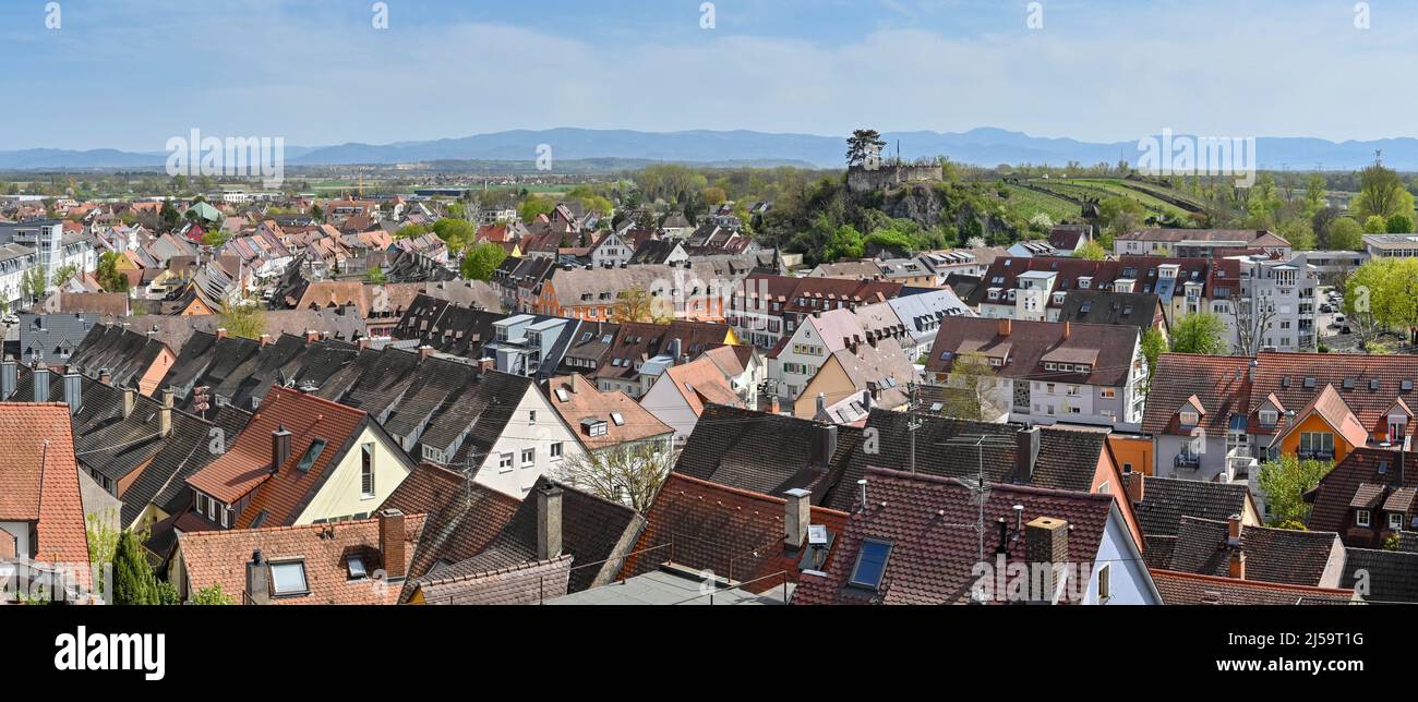 Breisach, Deutschland - April 2022: Luftaufnahme der Dächer von Gebäuden in der Stadt Stockfoto