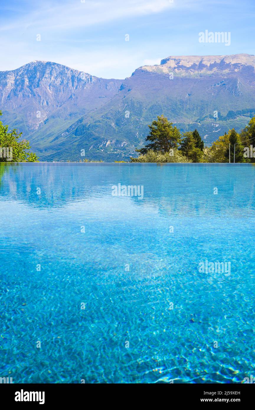 Außenpool im Luxushotel mit Bergen, Gardasee, Italien Stockfoto