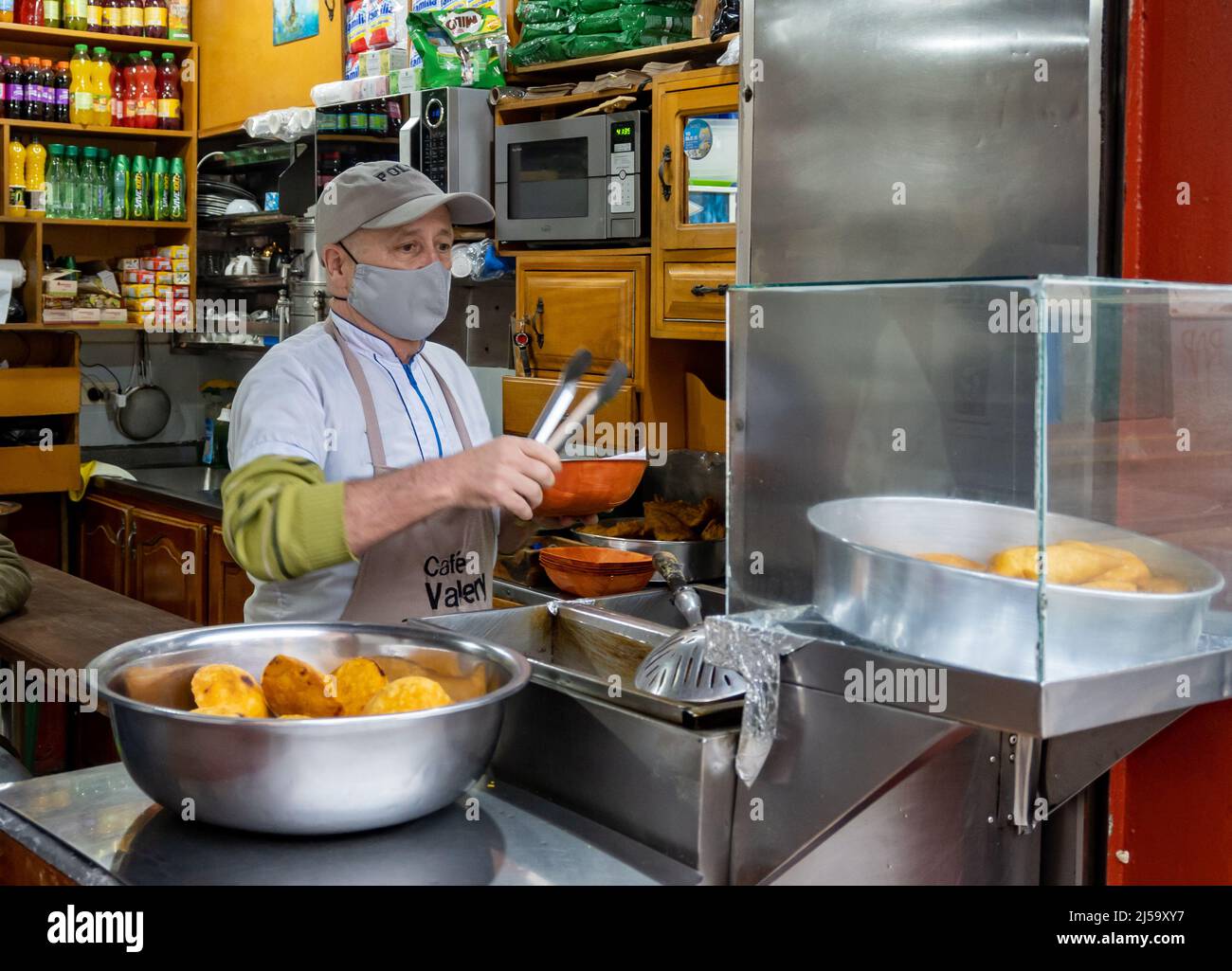 Ein Mann, der gebratene Empanada in einem kleinen Laden verkauft. Kolumbien, Südamerika. Stockfoto