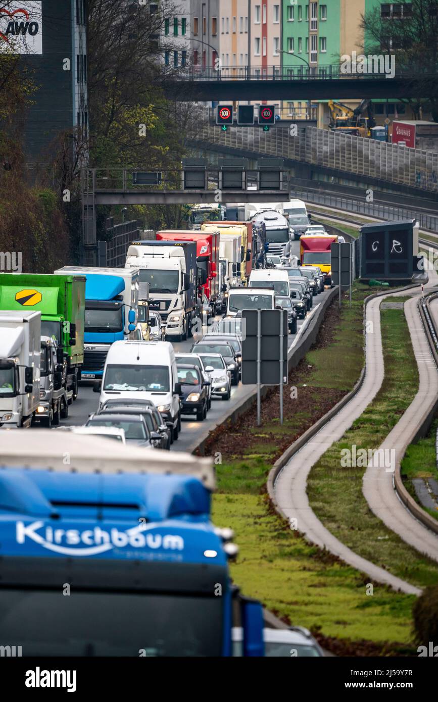Stau auf der Autobahn A40, Ruhrschnellweg, in Essen, Verkehrsbehinderungen Richtung Bochum, nach Unfall, Busspur Mitte Th Stockfoto