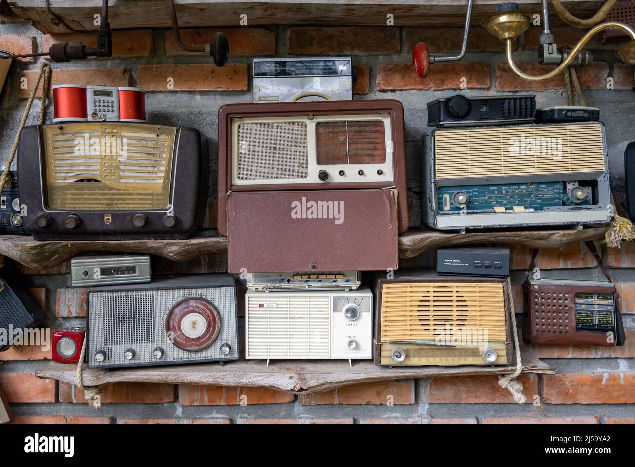 Eine Sammlung alter Transistor-Radios. Kolumbien, Südamerika. Stockfoto