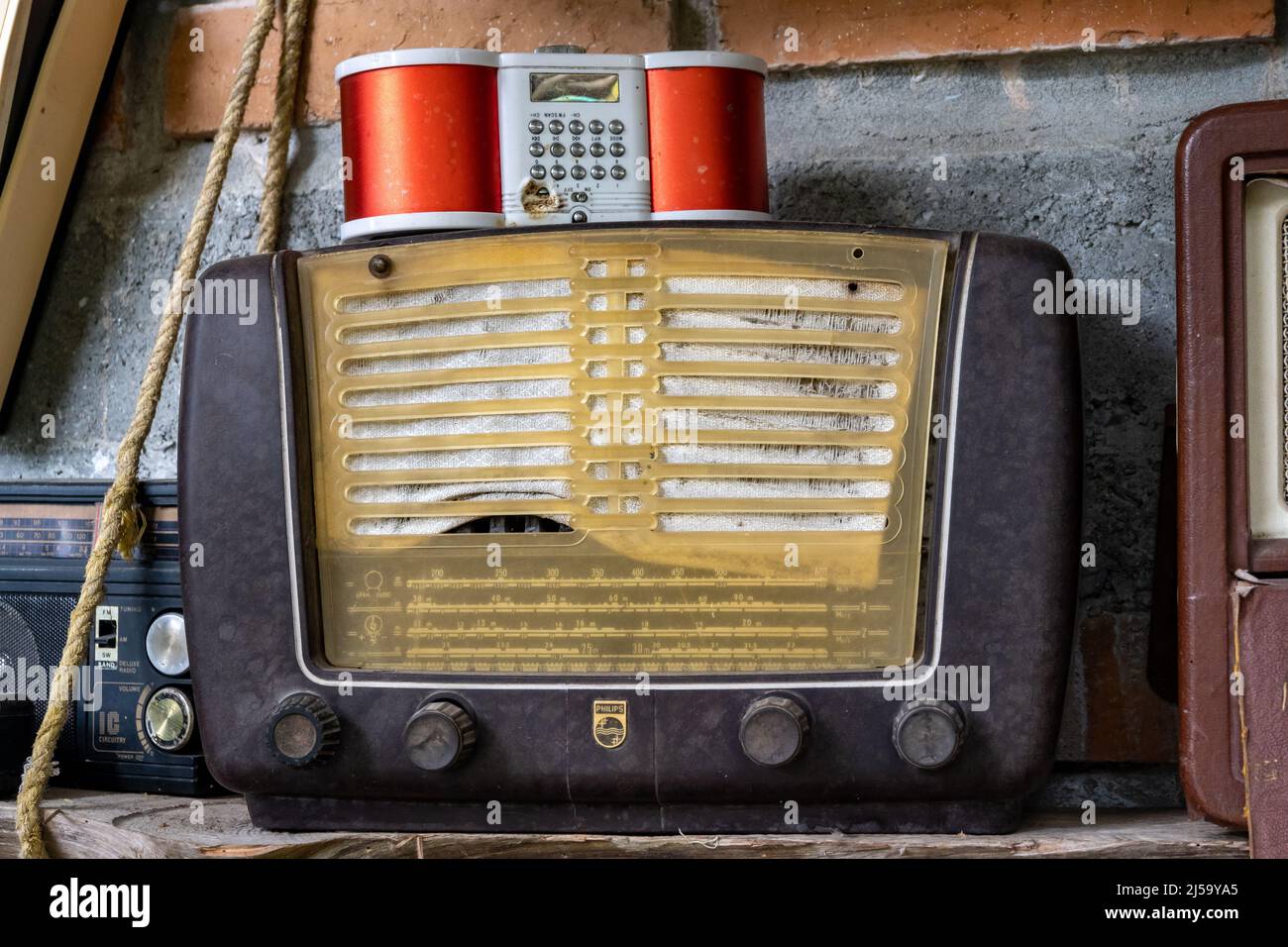 Eine Sammlung alter Transistor-Radios. Kolumbien, Südamerika. Stockfoto