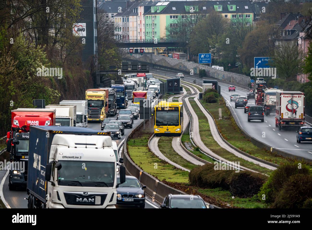 Stau auf der Autobahn A40, Ruhrschnellweg, in Essen, Verkehrsbehinderungen Richtung Bochum, nach Unfall, freie Busspur in der Mitte Stockfoto