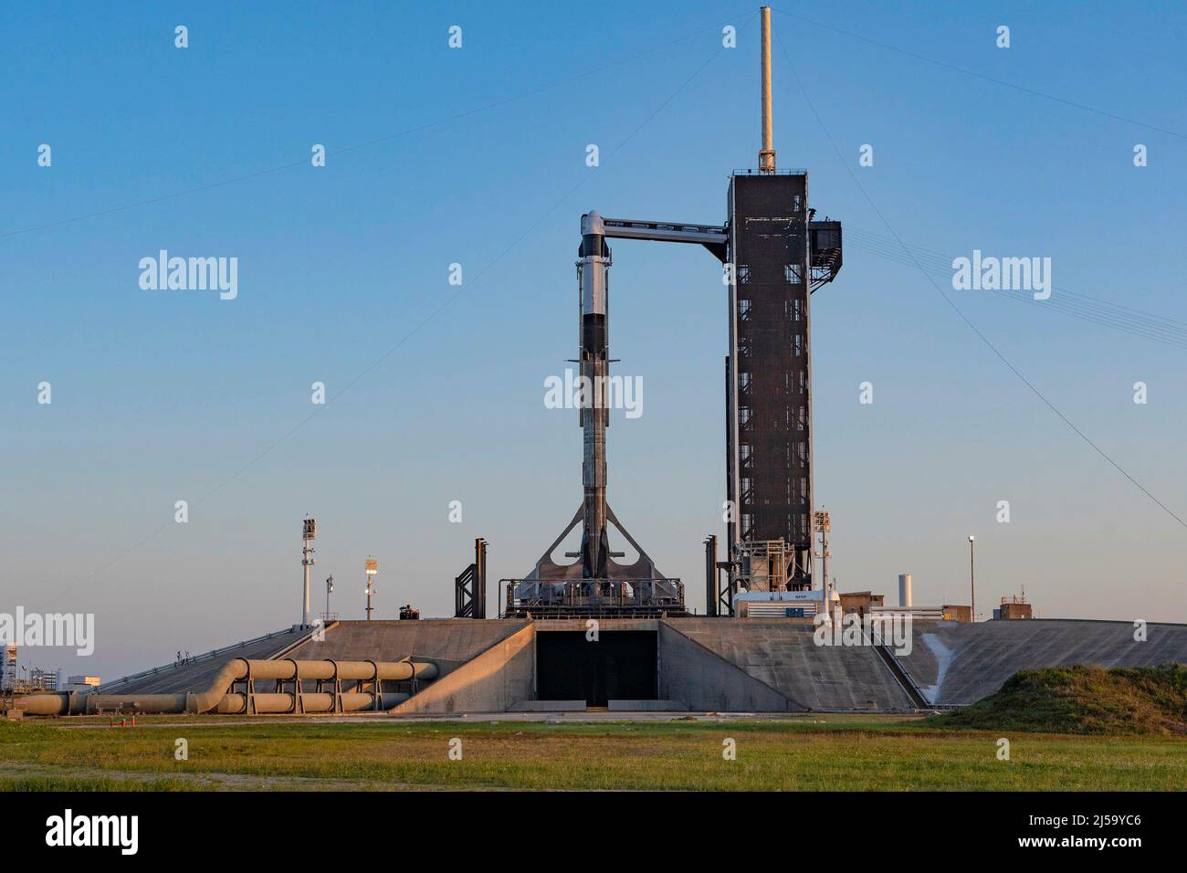 Die Rakete SpaceX Falcon 9 ist senkrecht, der companyâs Crew Dragon steht oben für die Mission NASAâs SpaceX Crew-4 auf dem Launch Pad 39A im NASAâs Kennedy Space Center in Florida am 19. April 2022. Die NASA-Astronauten Kjell Lindgren, Bob Hines und Jessica Watson werden zusammen mit der ESA-Astronautin Samantha Cristoforetti am 23. April 2022 auf der Falcon 9 an Bord von Dragon, von der Crew-4-Crew unter dem Namen Freedom, zur Internationalen Raumstation starten. Die Markteinführung ist für 5:26:00 Uhr EDT ab Pad 39A geplant. Die Astronauten werden wissenschaftliche Forschungen auf Gebieten wie der Materialwissenschaft durchführen, so er Stockfoto