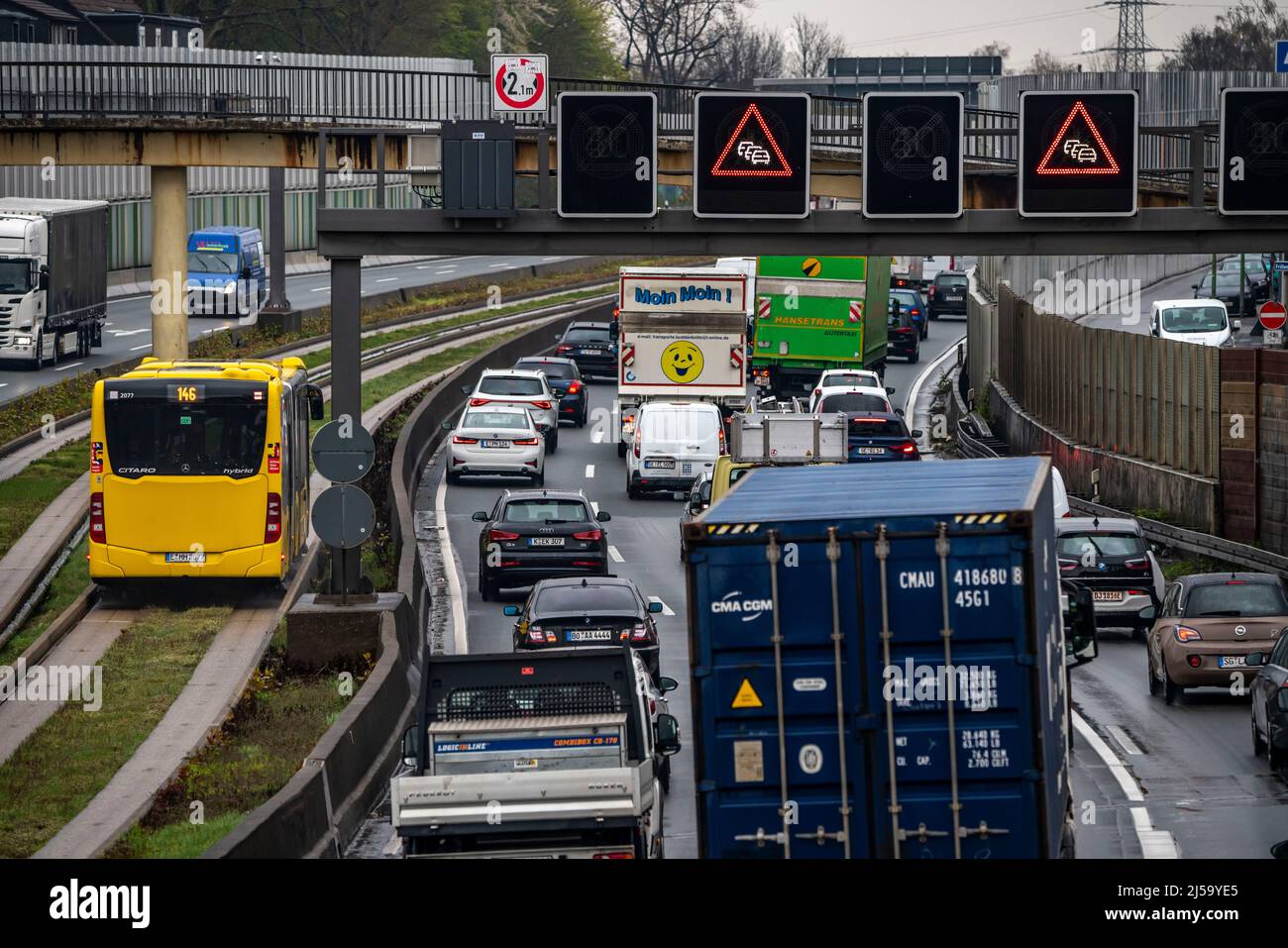 Stau auf der Autobahn A40, Ruhrschnellweg, in Essen, Verkehrsbehinderungen Richtung Bochum, nach Unfall, freie Busspur in der Mitte Stockfoto