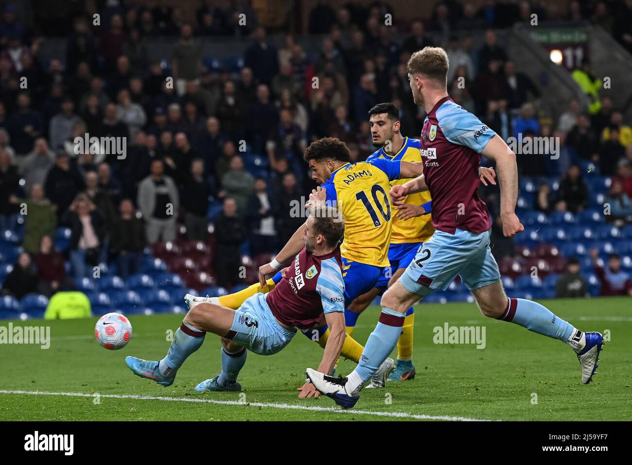 Che Adams #10 von Southampton schießt auf das Tor unter dem Druck von Charlie Taylor #3 von Burnley Stockfoto