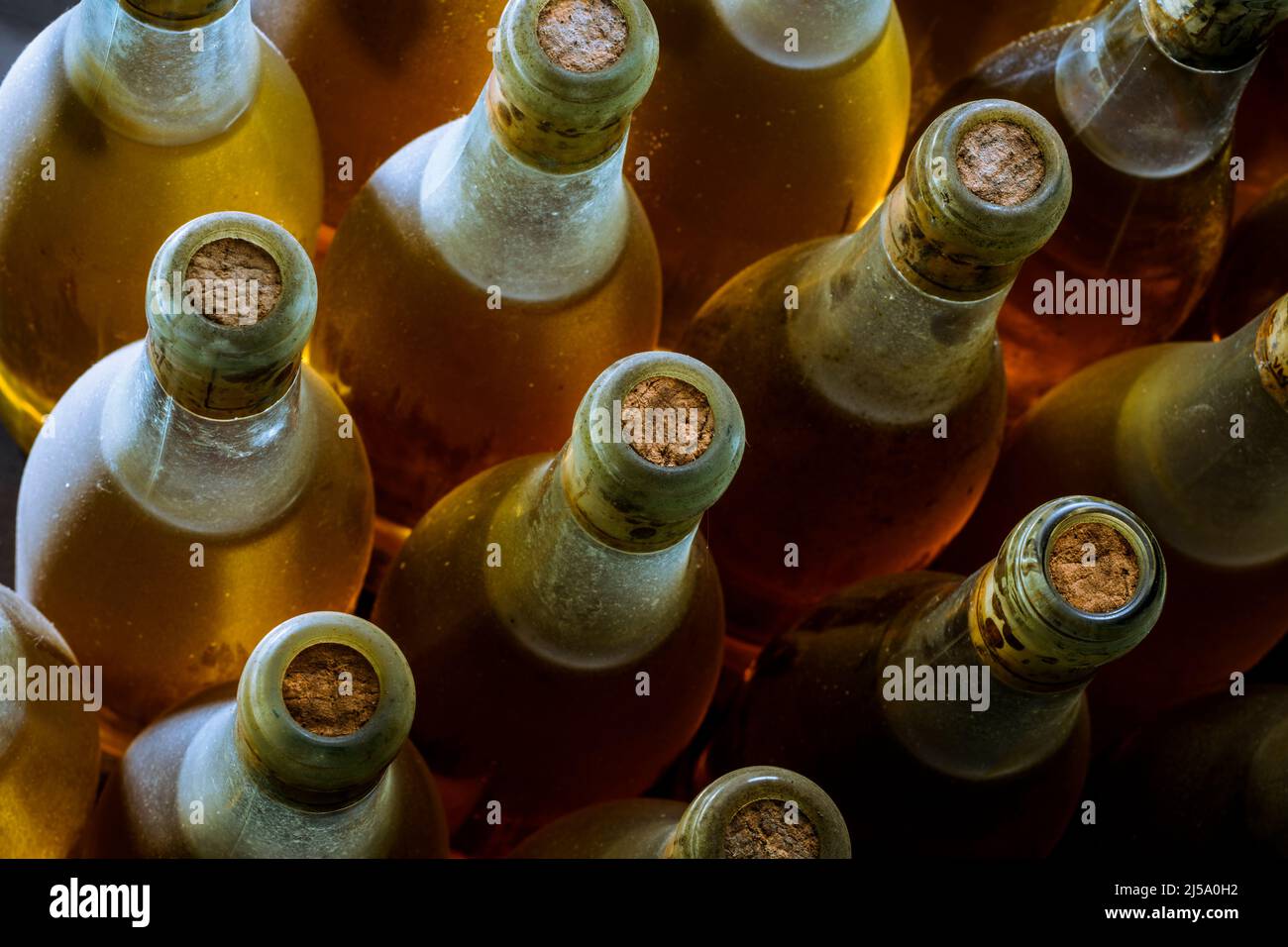 Weißwein, der im Alterungsprozess abgefüllt wird Stockfoto