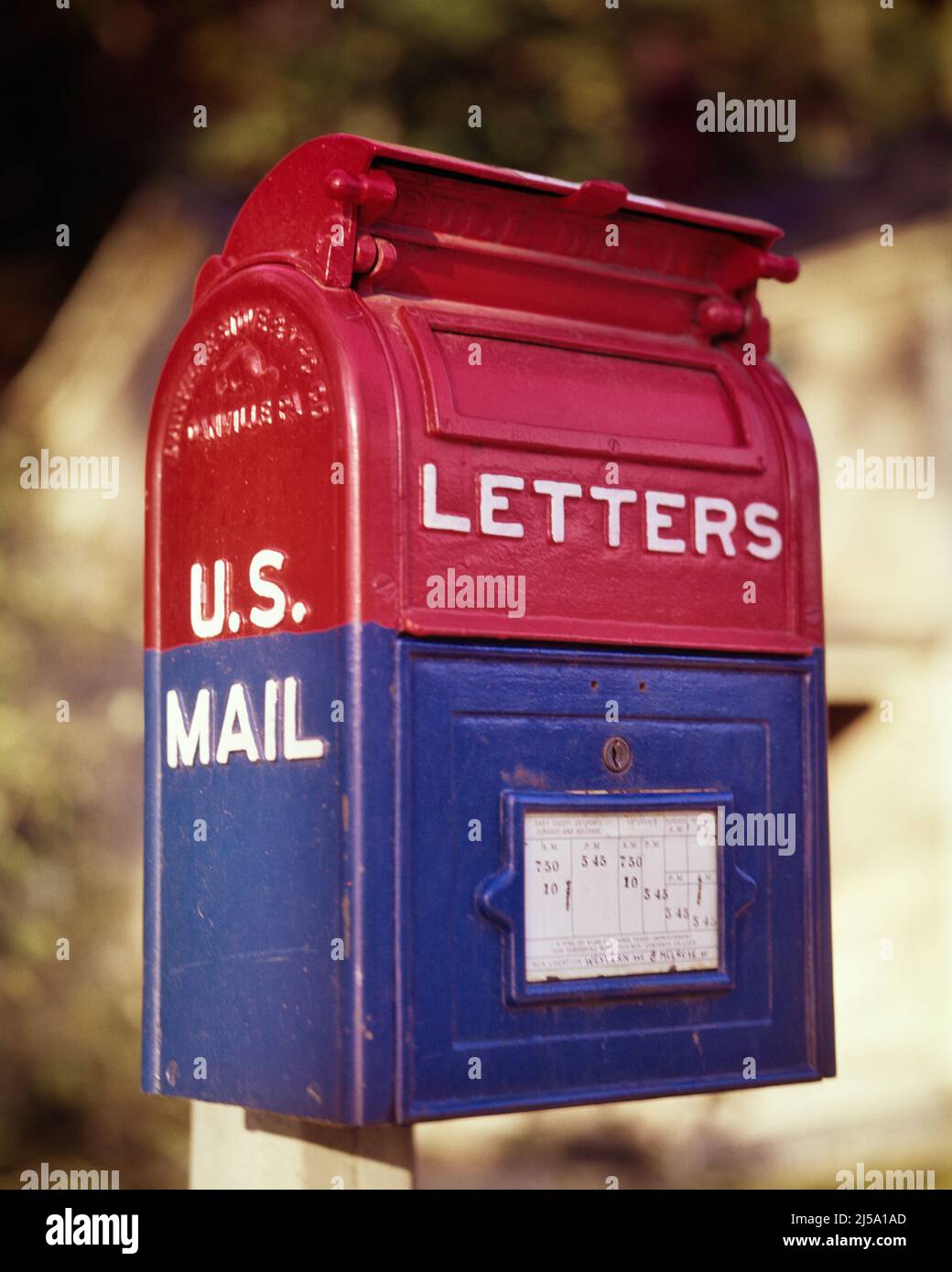 1960S ANTIKER GUSSEISERNER US-BRIEFKASTEN MIT ROT-WEISS UND BLAU LACKIERTEM POSTABHOLPLAN AUF DER VORDERSEITE - KP915 HAR001 HARS AUTHORITY LOCAL PAINTED POLITICS S. ZEITPLAN MAILING BEQUEME KONZEPTIONELLE STILLEBEN AUS NÄCHSTER NÄHE BEKANNTGEGEBEN VERTRAUTE USPS VERALTET ROT-WEISS UND BLAU US-POSTDIENST KOMFORT HAR001 ALTMODISCH Stockfoto