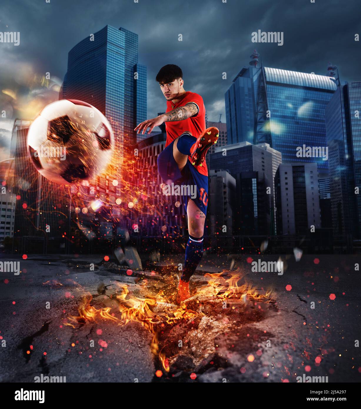 Kraftvoller Kick eines Fußballspielers mit feurigem Ball Stockfoto