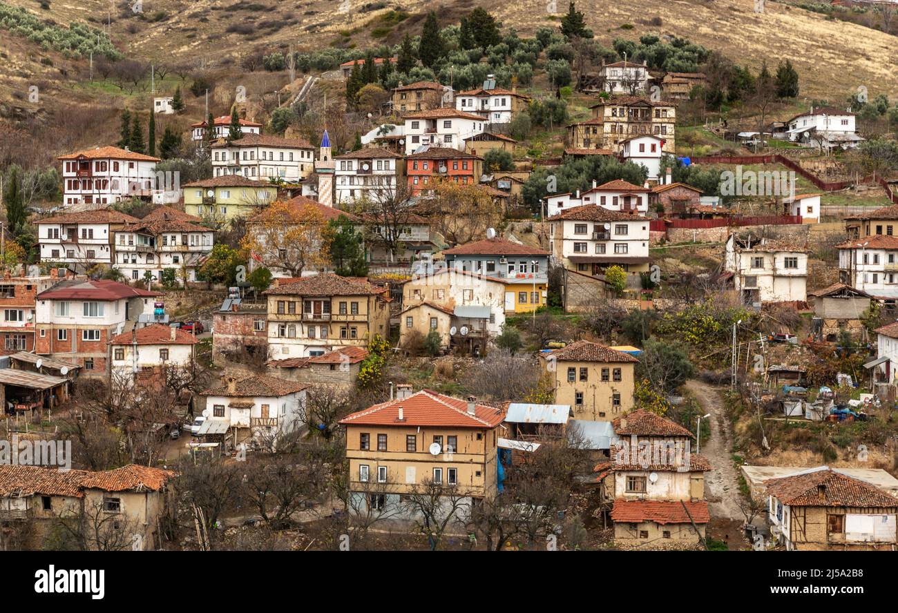 Ömerli und İnikli; das Stadtzentrum von Iznik ist 11 km entfernt. In der Ferne gibt es Dörfer mit historischen Villen, ein Beispiel für osmanische Bürgerarchi Stockfoto