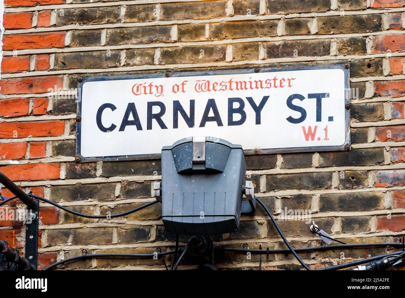 Straßenname in der Carnaby Street, einer Fußgängerzone in Soho, wo Mode- und Lifestyle-Einzelhändler und unabhängige Boutiquen zu finden sind, London, Großbritannien Stockfoto