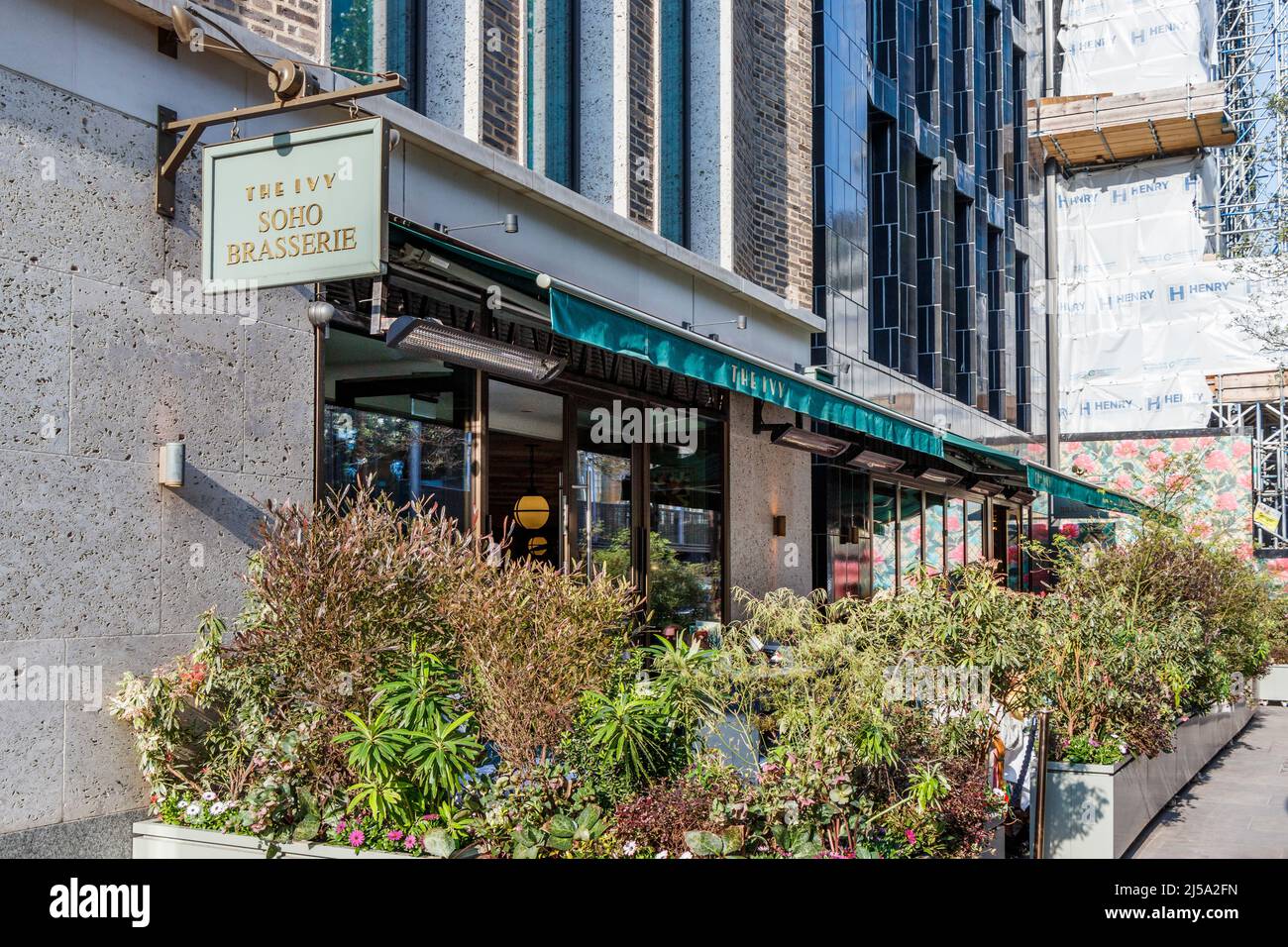 Die Soho Brasserie, eine Filiale des berühmten Restaurants Ivy, das bei Prominenten beliebt ist, in der Broadwick Street, London, Großbritannien Stockfoto