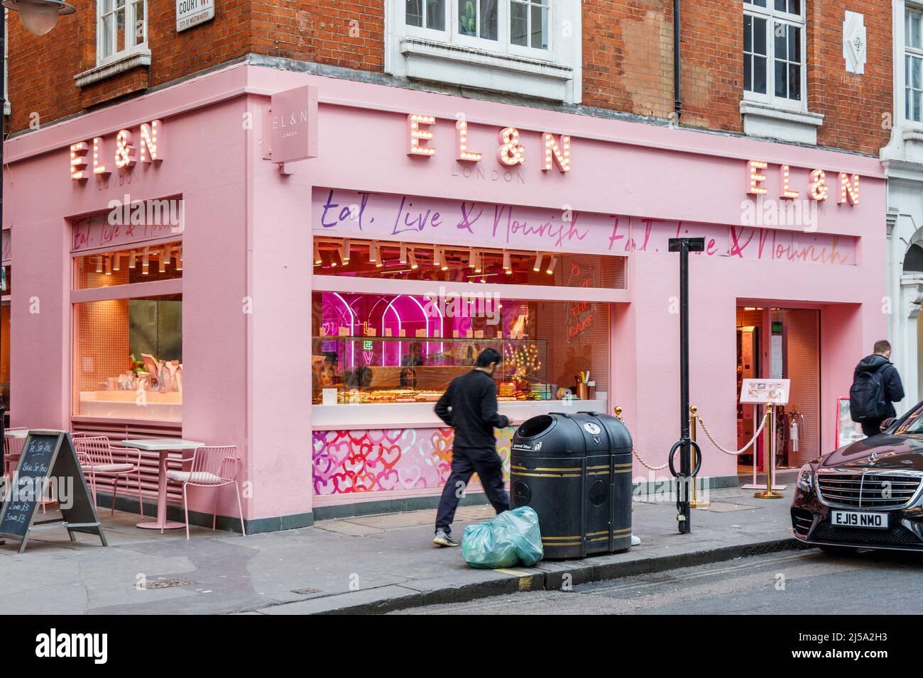 EL&N (Eat, Live and Nourish), ein rosafarbener Veranstaltungsort, der Brunch, Desserts, Kuchen, ausgefallene Kaffees und Mocktails in der Wardour Street, Soho, London, Großbritannien, serviert Stockfoto