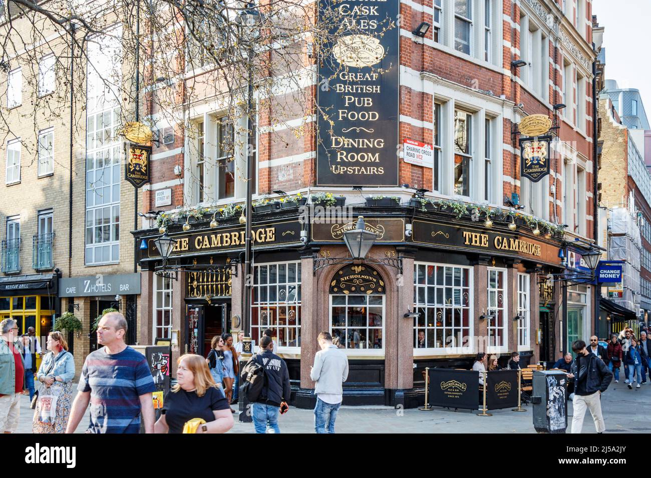 The Cambridge, ein öffentliches Haus im Cambridge Circus an der Ecke Moor Street und Charing Cross Road, London, Großbritannien Stockfoto