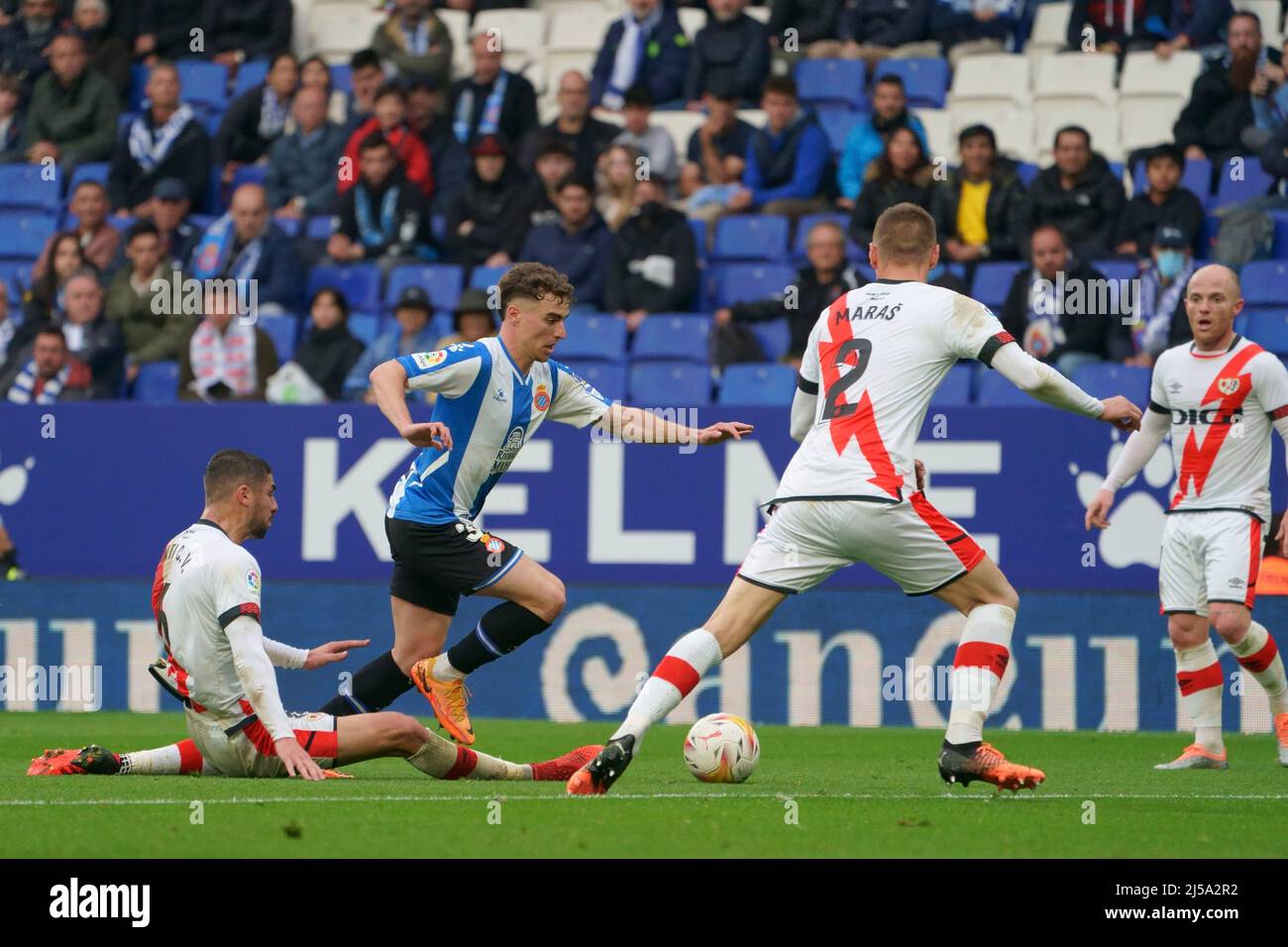 Barcelona, Spanien. 21. April 2022. 21. April 2022 ; RCDE Stadium, Barcelona, Spanien: La Liga Football, Espanyol gegen Rayo Vallecano; Adria Pedrosa von Espanol wird von Santi herausgefordert Credit: Action Plus Sports Images/Alamy Live News Stockfoto