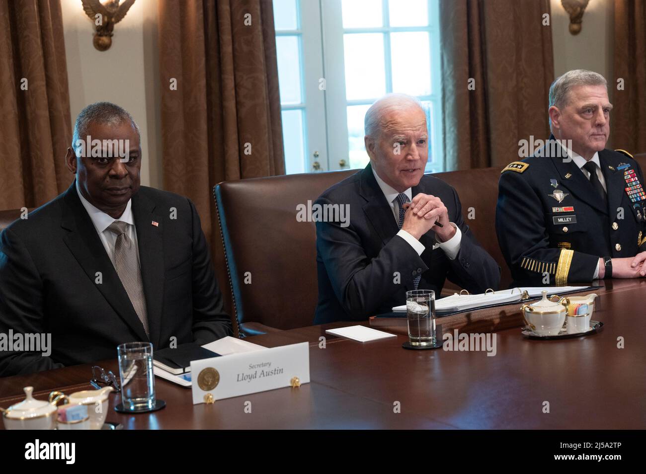 Washington, Vereinigte Staaten von Amerika. 20. April 2022. US-Präsident Joe Biden hält ein Treffen mit der militärischen und zivilen Verteidigungsführung ab, darunter Verteidigungsminister Lloyd J. Austin III, links, Vorsitzender der Joint Chiefs of Staff General Mark A. Milley, rechts, die Joint Chiefs of Staff, Kommandanten der Kämpfer, Und die Küstenwache, im Kabinettsaal des Weißen Hauses, 20. April 2022 in Washington, D.C. Quelle: Lisa Ferdinando/DOD Photo/Alamy Live News Stockfoto