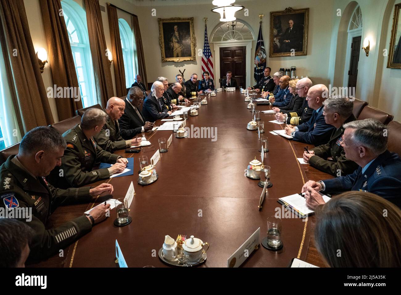 Washington, Vereinigte Staaten von Amerika. 20. April 2022. US-Präsident Joe Biden hält ein Treffen mit der militärischen und zivilen Verteidigungsführung ab, darunter Verteidigungsminister Lloyd J. Austin III, links, Vorsitzender der Joint Chiefs of Staff General Mark A. Milley, rechts, die Joint Chiefs of Staff, Kommandanten der Kämpfer, Und die Küstenwache, im Kabinettsaal des Weißen Hauses, 20. April 2022 in Washington, D.C. Quelle: Lisa Ferdinando/DOD Photo/Alamy Live News Stockfoto