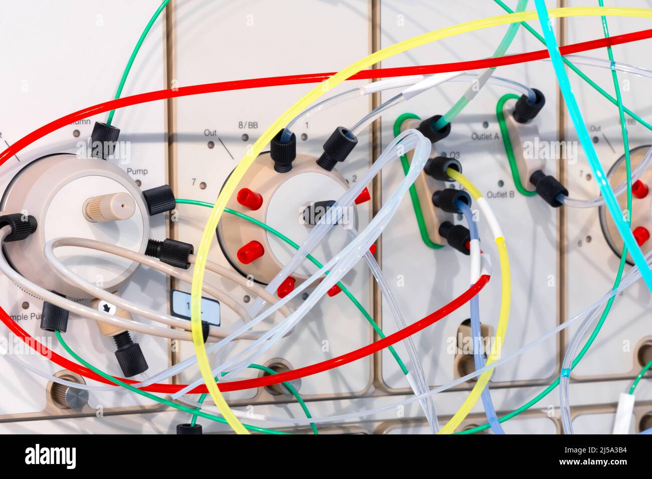 Dedizierte automatische Ausrüstung für die Lösungsanalyse, pharmazeutisches Technologiekonzept Stockfoto