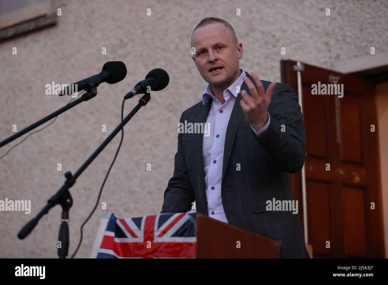 Der loyalistische Blogger Jamie Bryson sprach bei einer Kundgebung gegen das von den Gewerkschaftern der West Tyrone United organisierte Nordirland-Protokoll in Castlederg, Co Tyrone. Bilddatum: Donnerstag, 21. April 2022. Stockfoto