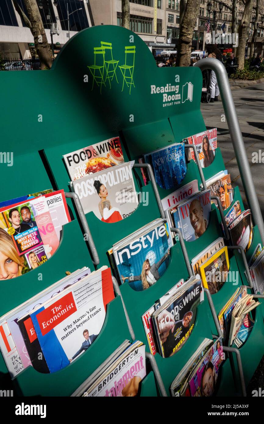 Im Lesesaal des Bryant Park stehen Zeitschriften für die Öffentlichkeit zur Verfügung, um im Freien, New York City, USA 2022, zu genießen Stockfoto