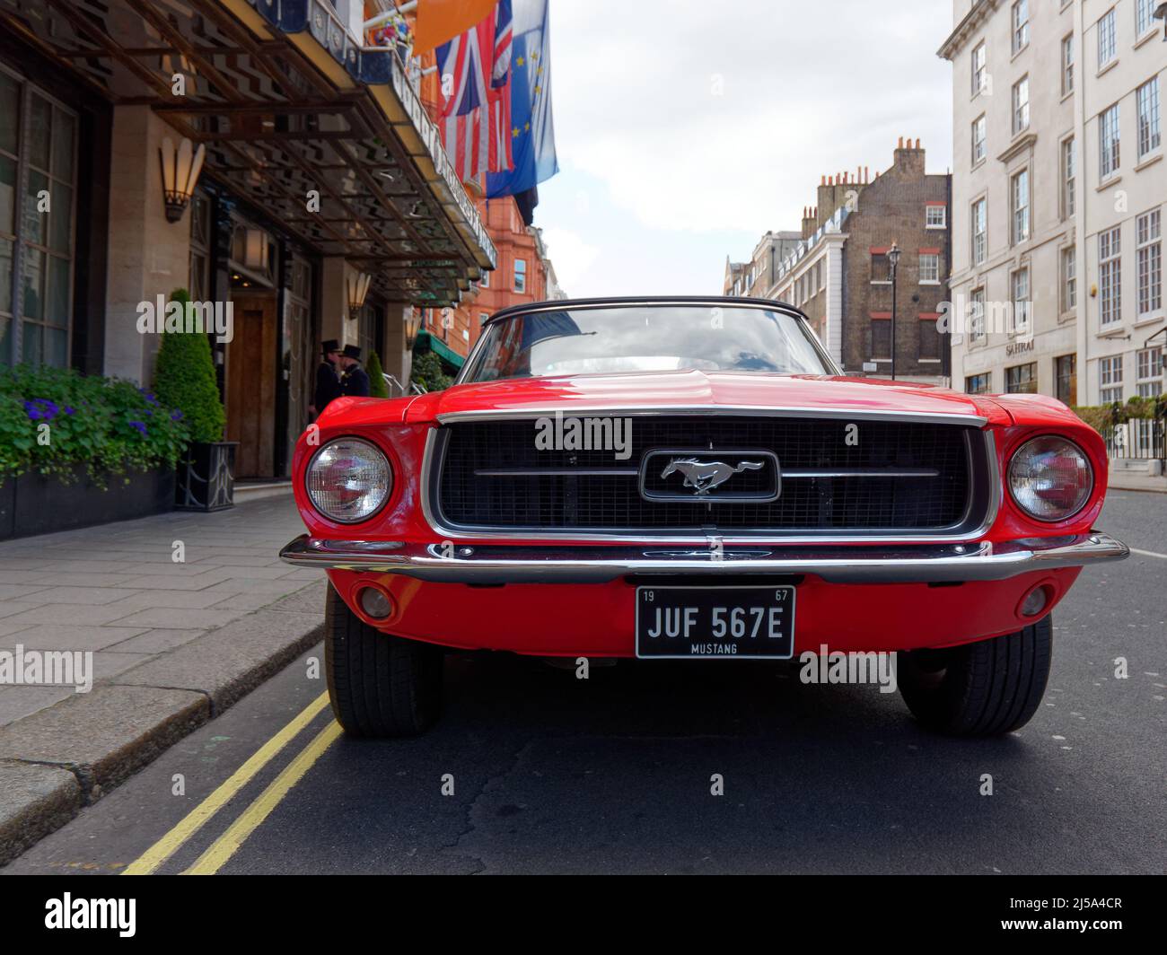 London, Greater London, England, April 09 2022: Rotes Mustang-Auto vor dem Claridges Hotel. Stockfoto