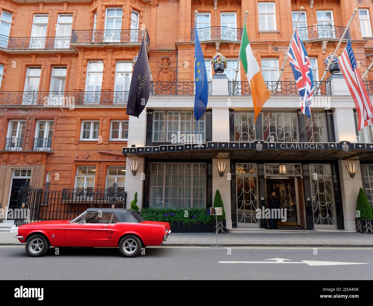 London, Greater London, England, April 09 2022: Rotes Mustang-Auto vor dem Claridges Hotel. Stockfoto