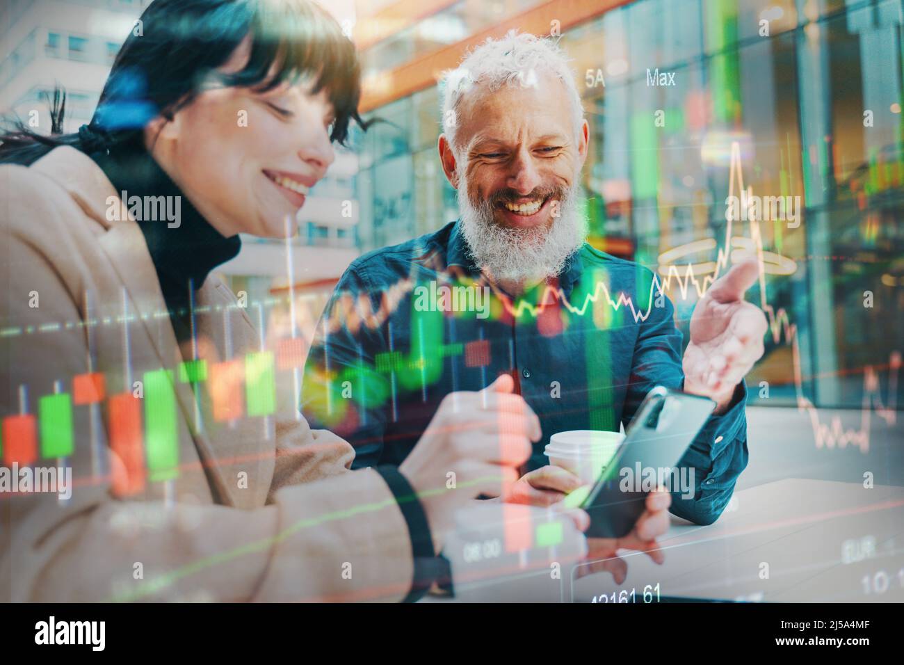 Geschäftsleute arbeiten mit Börsenhandel auf einem Smartphone Stockfoto