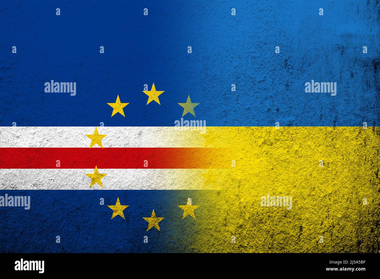 Die Republik Cabo Verde Nationalflagge mit Nationalflagge der Ukraine. Grungen Hintergrund Stockfoto