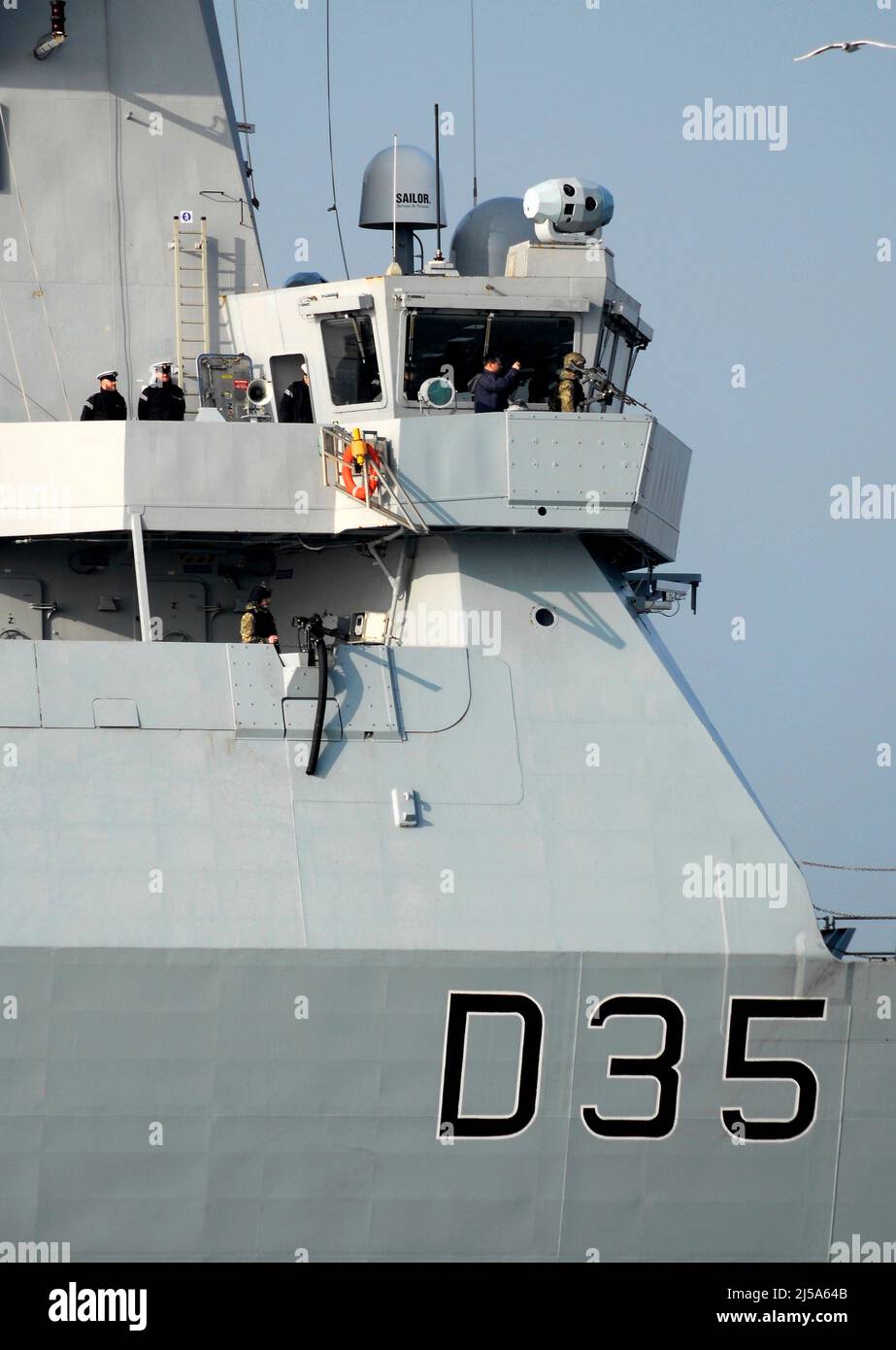 AJAXNETPHOTO. - 12TH. MÄRZ 2014. - PORTSMOUTH, ENGLAND. - TYP 45 ZERSTÖRER HMS DRAGON ANKUNFT IM HAFEN. FOTO: JONATHAN EASTLAND/AJAX REF:DTH141203 7449 Stockfoto