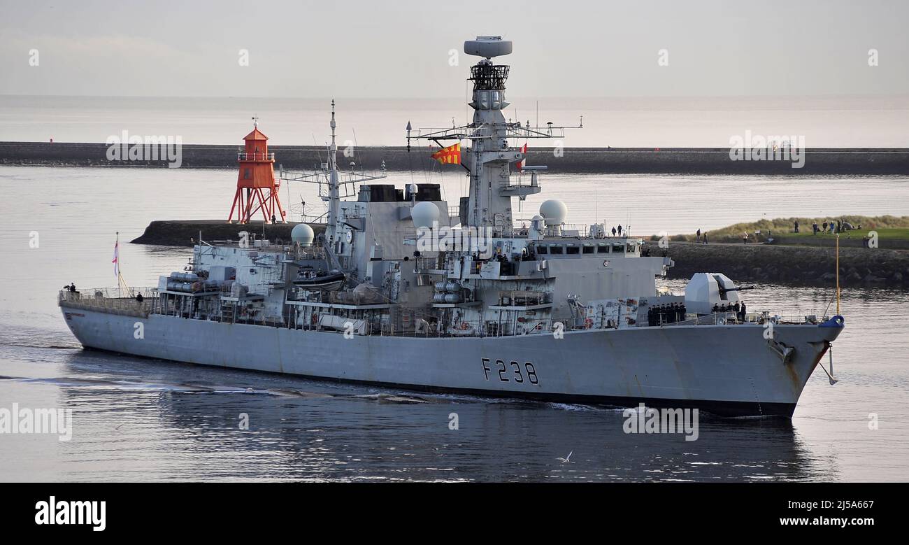 AJAXNETPHOTO. 10TH. NOVEMBER 2021. HAFEN VON TYNE, ENGLAND. - FREGATTE KOMMT AN - TYP 23 FREGATTE HMS NORTHUMBRLAND NACH INNEN IN TYNESIDE. FOTO:TONY HOLLAND/AJAX REF:DTH211011 9462 Stockfoto