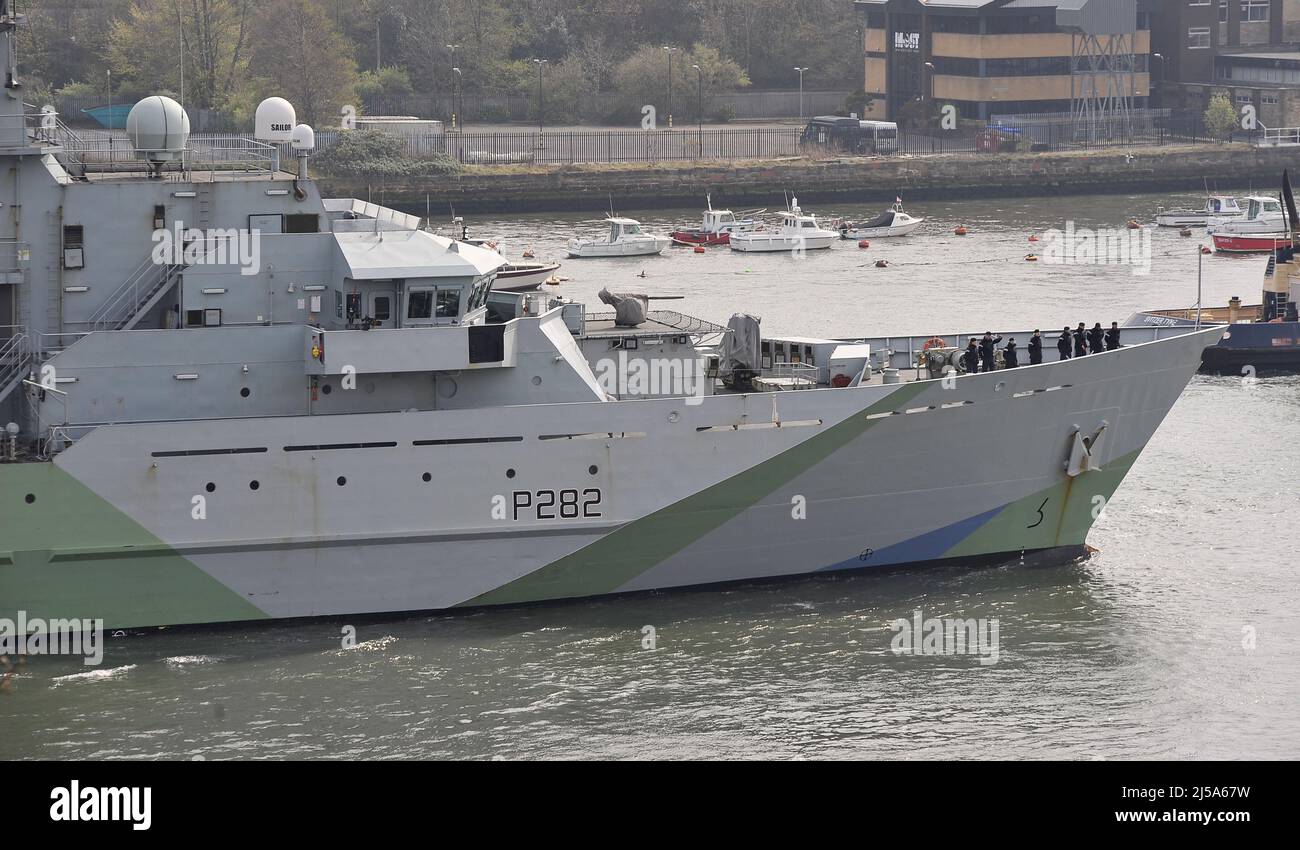 AJAXNETPHTO. 17TH. APRIL 2022. NEWCASTLE UPON TYNE, ENGLAND. - BESUCH EINES PATROUILLENSCHIFFES - DAS PATROUILLENSCHIFF DER FLUSSKLASSE HMS SEVERN IN NEUER 'DAZZLE'-LACKKONFIGURATION KOMMT IM HAFEN VON TYNE FÜR EINEN KURZEN ZWISCHENSTOPP VOR DER FAHRT NACH SÜDEN AN. FOTO:TONY HOLLAND/AJAXREF;DTH33 9588 Stockfoto