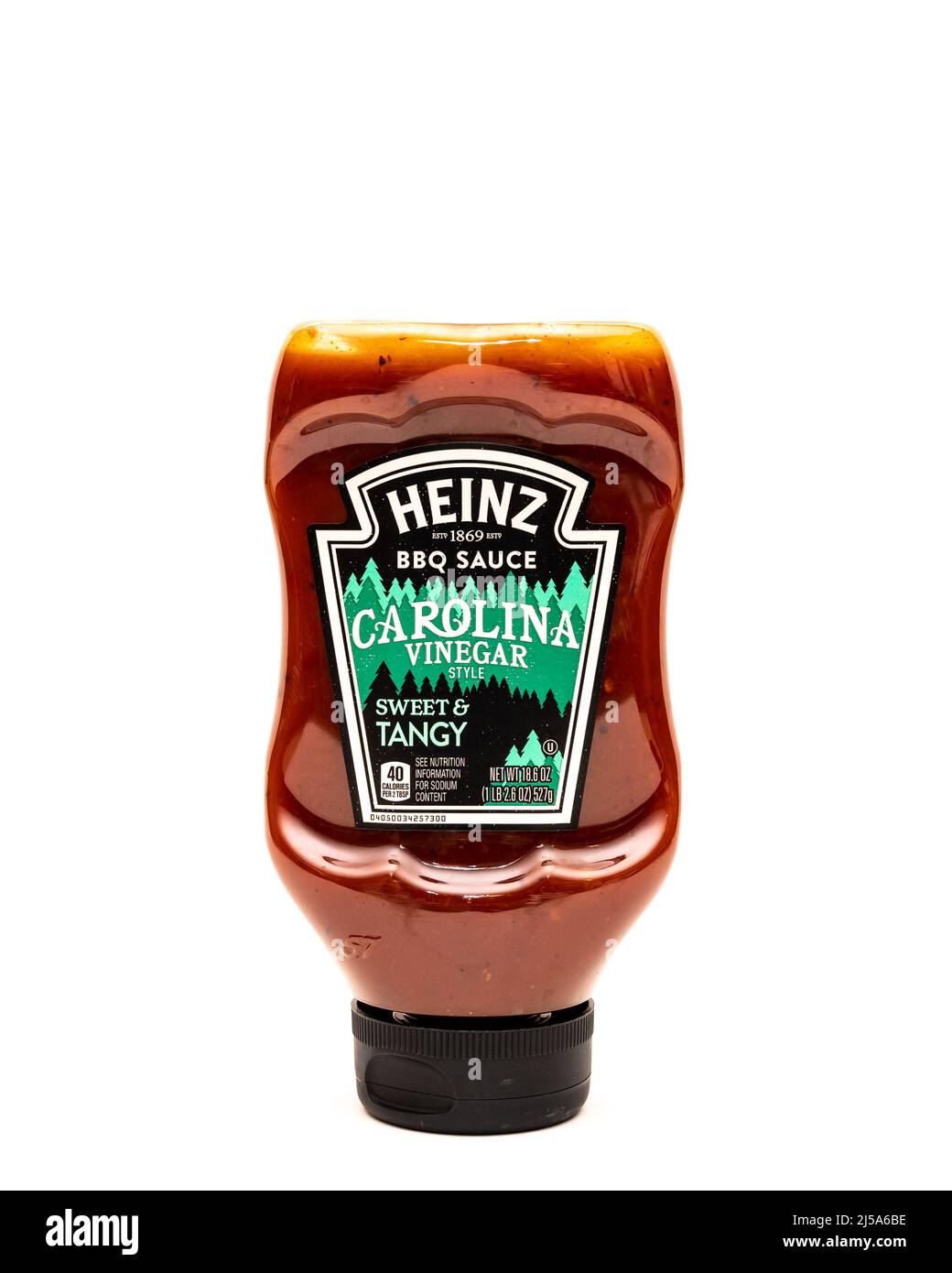 Eine Plastikflasche mit Heinz BBQ-Sauce, Carolina-Essig-Stil, süßer und würziger Sauce zum Würzen von Speisen, die auf Weiß isoliert sind Stockfoto