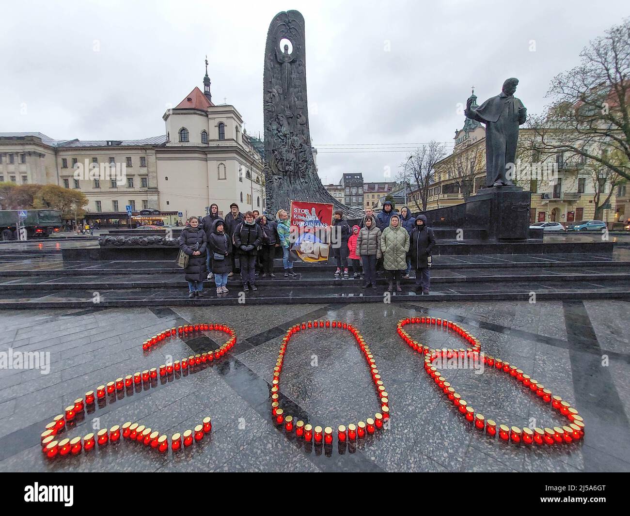 Lviv, Ukraine. 21. April 2022. Während der Aktion „Stille“ werden brennende Lampen gesehen in Erinnerung an die während des umfassenden russischen Krieges gegen die Ukraine getöteten Kinder wurden während der Aktion 208 Lampen als Symbol für 208 verlorene Kinder angezündet. (Foto von Mykola Tys/SOPA Images/Sipa USA) Quelle: SIPA USA/Alamy Live News Stockfoto