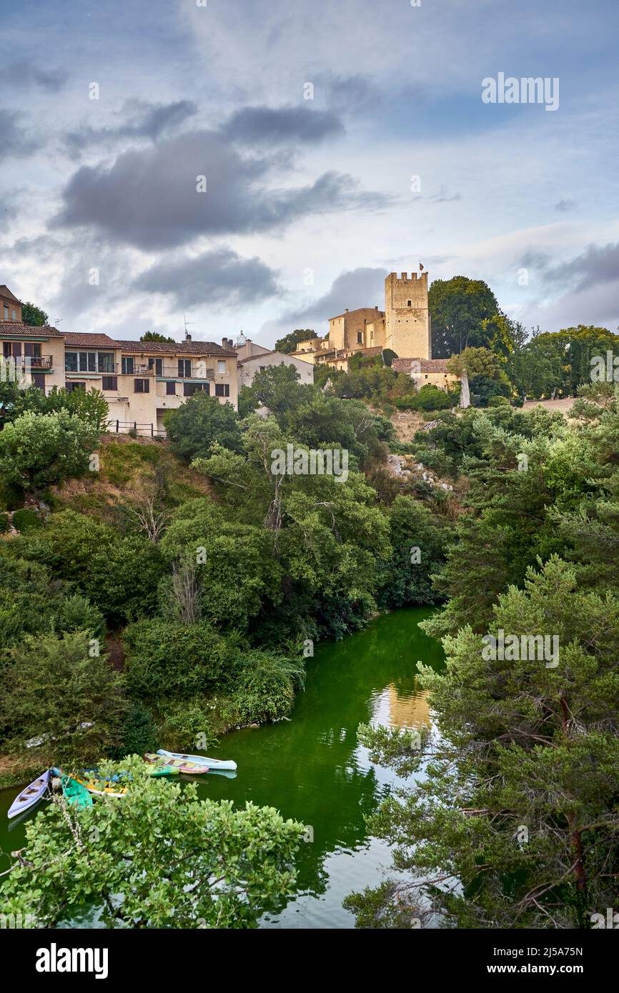 Der See und das alte Dorf Esparron du Verdon in der Region Provence Südfrankreich. Stockfoto