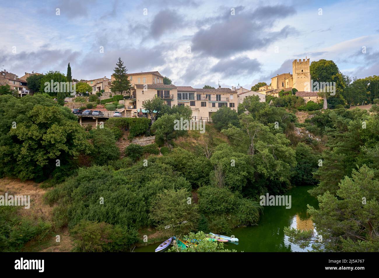 Der See und das alte Dorf Esparron du Verdon in der Region Provence Südfrankreich. Stockfoto