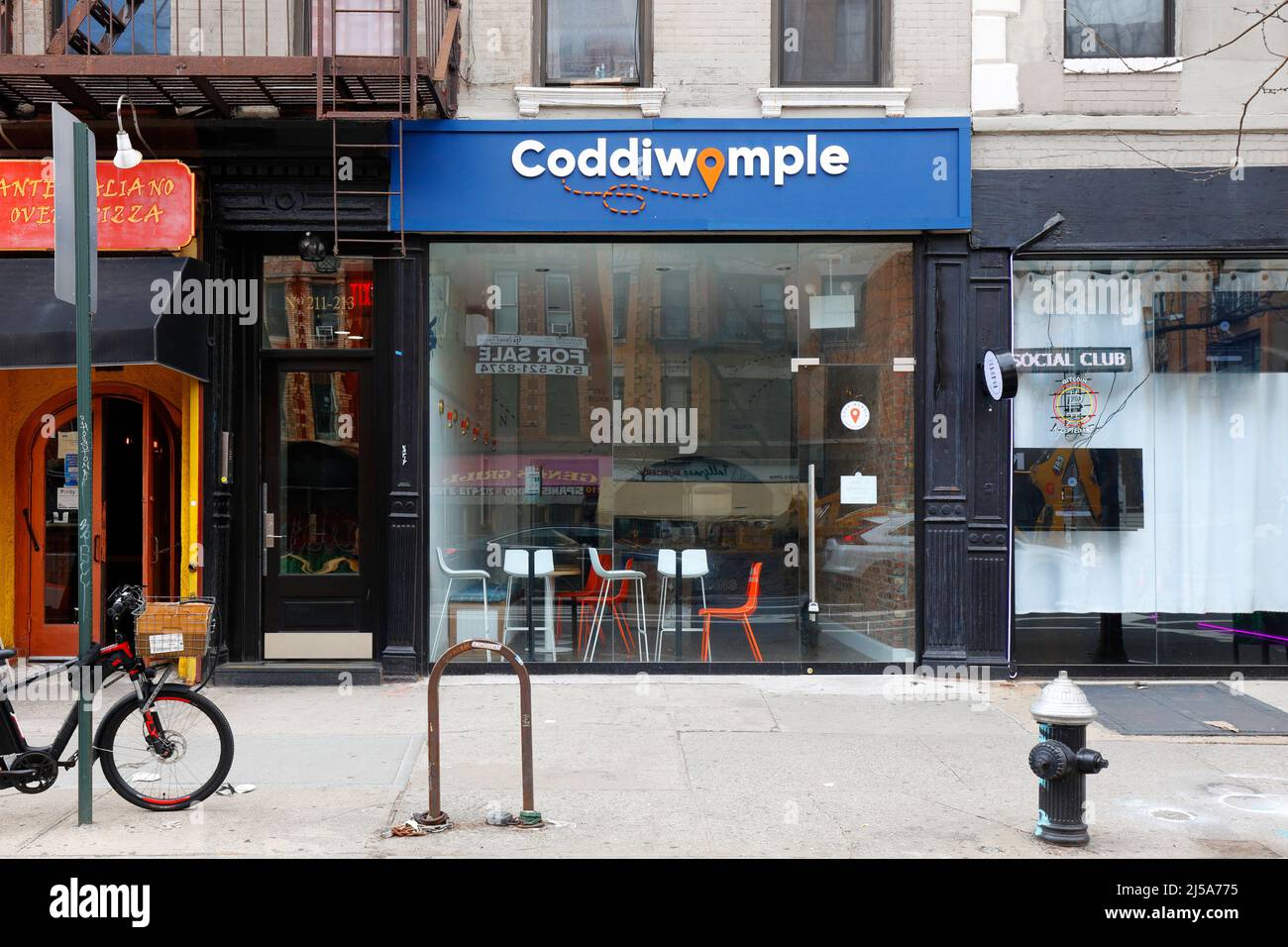 [Historisches Schaufenster] Coddiwumple, 213 1. Ave, New York, NYC Schaufensterfoto eines Sandwich-Ladens im Viertel East Village. Stockfoto