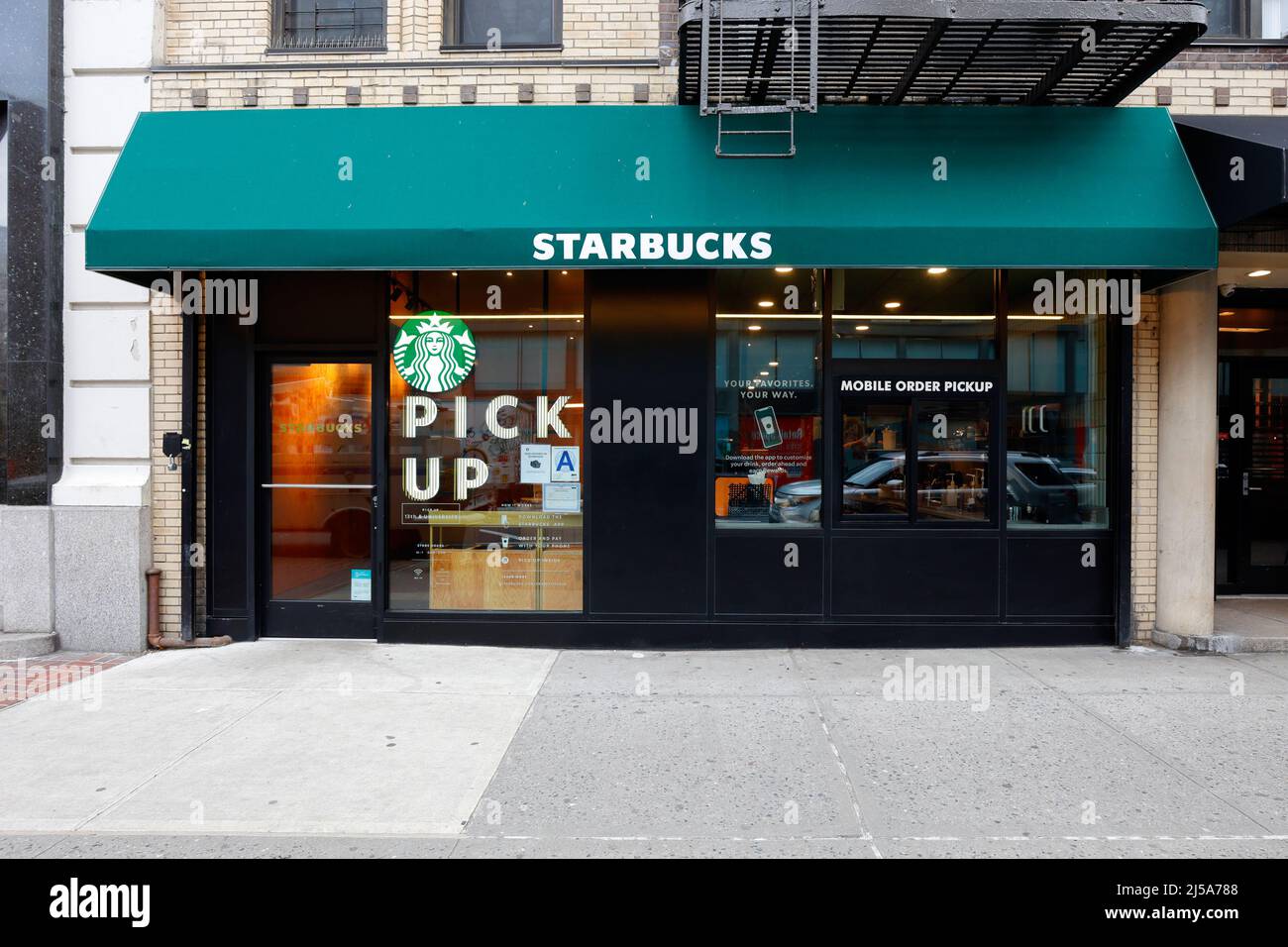 Starbucks Pickup, 111 University PL, New York, NYC Foto von einem sitzlosen Coffee Shop, optimiert für digitale Bestellungen unterwegs. Stockfoto