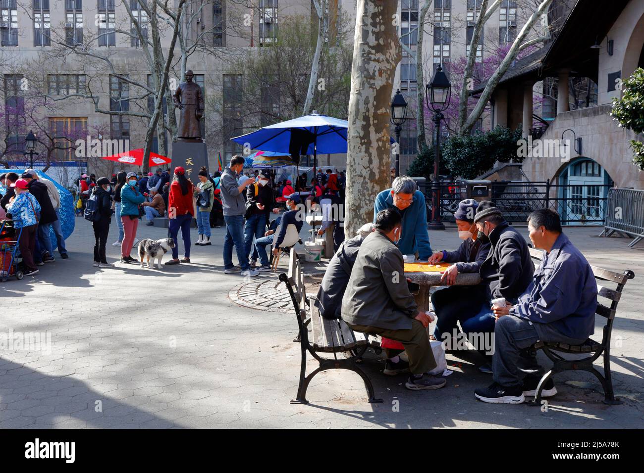 Menschen aus der lokalen chinesisch-amerikanischen Gemeinde versammelten sich im Dr. Sun Yat-Sen Plaza im Columbus Park, New York. April 2022. 華埠, 紐約, 唐人街 Stockfoto