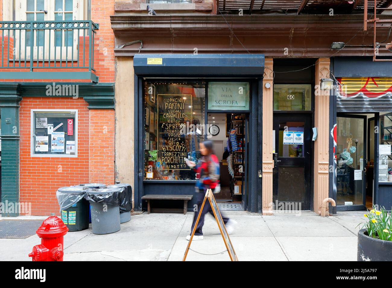 Via della Scrofa, 60 E 4. St, New York, NYC Schaufenster Foto eines italienischen Lebensmittelgeschäftes, Alimentari, Sandwich-Shop in Manhattans East Village. Stockfoto