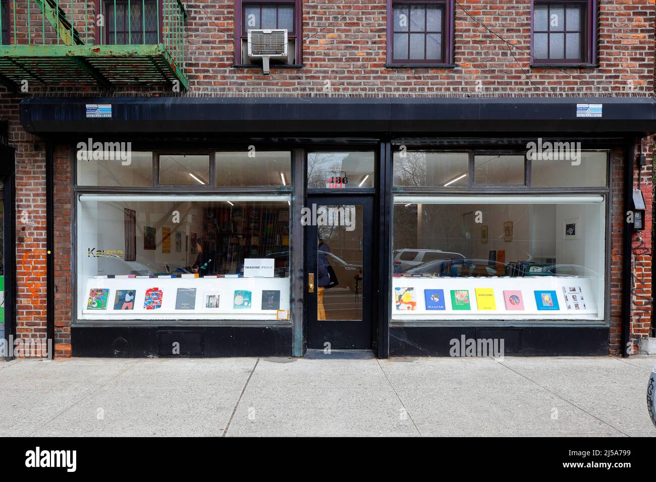 Karma Bookstore, 136 E 3. St, New York, NYC Schaufensterfoto eines zeitgenössischen Künstler-Buchladens im East Village-Viertel in Manhattan Stockfoto