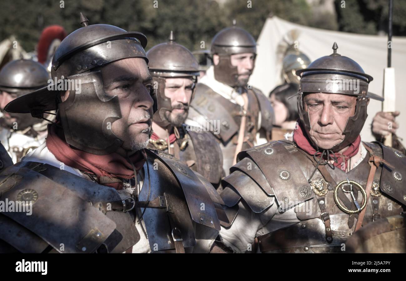 Römische Soldaten porträtieren in einer historischen Nachstellung im april. Menschen, die eine römische Legion aufführen, im Kaiserlichen Forum, im Kolosseum und im Circus Maximus Stockfoto